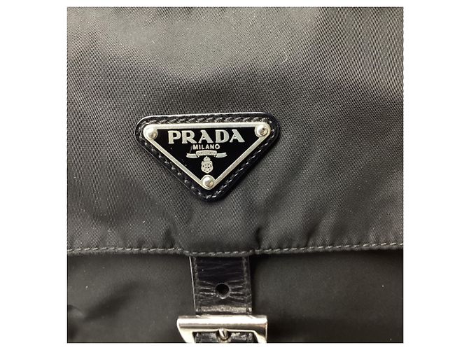 Prada Re-Nylon Vela Messenger Bag mit Einzelschnalle aus schwarzem Polyamid - Ansicht 12