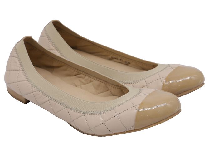Sapatilhas acolchoadas Stuart Weitzman em couro bege - vista 3