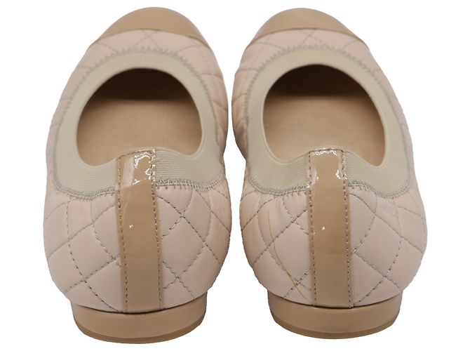 Sapatilhas acolchoadas Stuart Weitzman em couro bege - vista 5