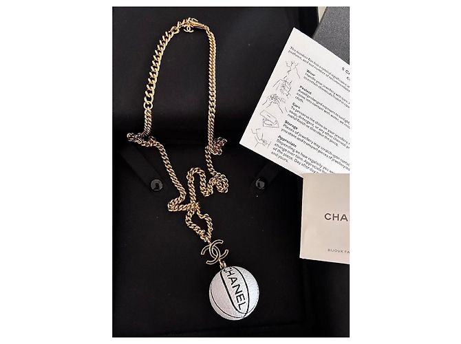 Collar Chanel Basketball CC Logo Colección Runway 2024 Blanco Dorado - vista 2
