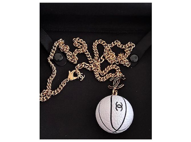 Collar Chanel Basketball CC Logo Colección Runway 2024 Blanco Dorado - vista 3