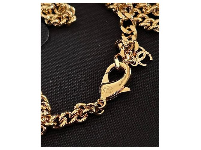 Collar Chanel Basketball CC Logo Colección Runway 2024 Blanco Dorado - vista 4