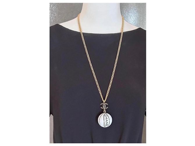 Collar Chanel Basketball CC Logo Colección Runway 2024 Blanco Dorado - vista 5