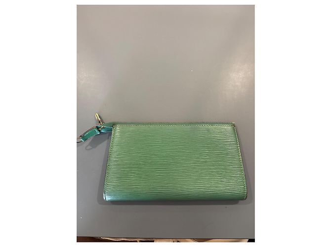 Mezzo Louis Vuitton Pochette in pelle Epi Verde - vista 2
