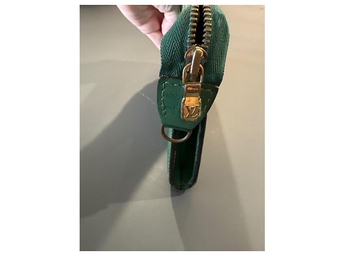 Mezzo Louis Vuitton Pochette in pelle Epi Verde - vista 3