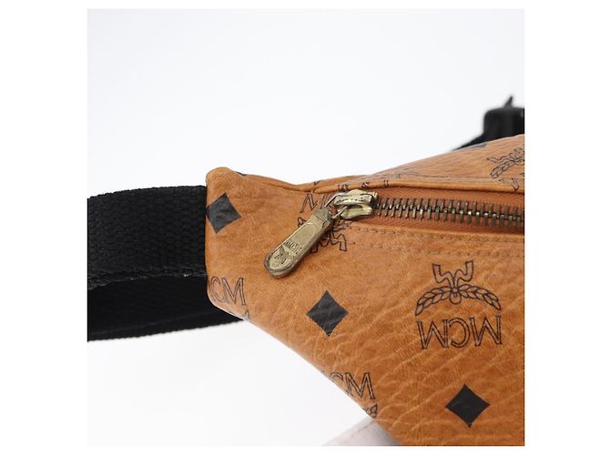 MCM Vicetos Logogram Body Bag PVC Marrone Oro Auth 177029 D'oro - vista 10
