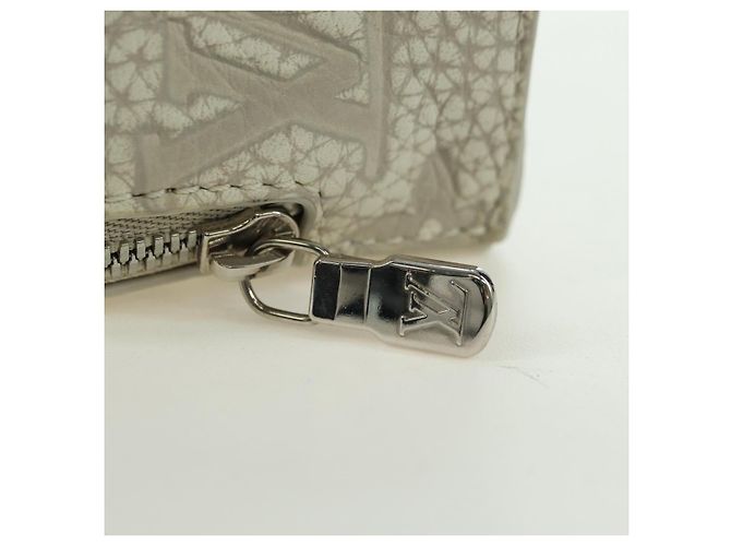 LOUIS VUITTON Taurillon Clemence Climbing Pouch Gray MP3383 LV Auth 177975M Marrone - vista 18