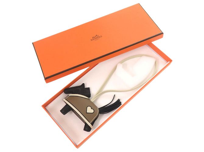 Hermès Charm per borsa Hermes Robeau Coeur PM Nero Taupe - vista 2
