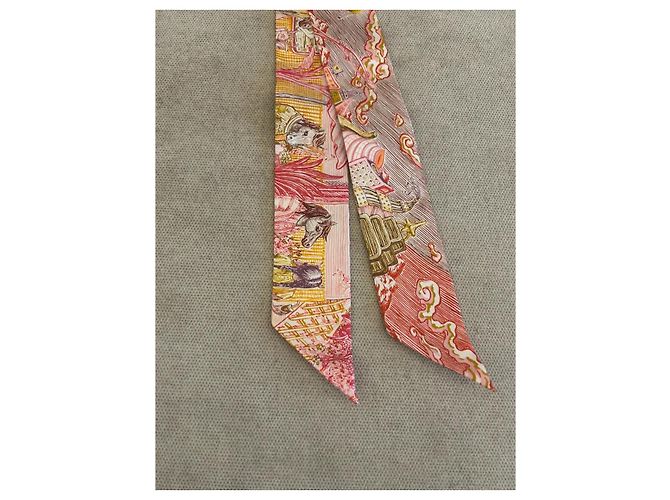 Hermès Twilly La Cité des Lumières in seta Rosa Giallo Oro e Rosso Multicolore - vista 3