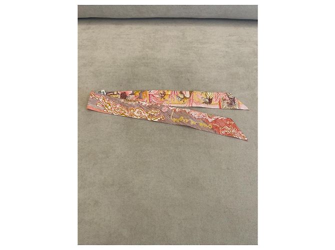 Hermès Twilly La Cité des Lumières in seta Rosa Giallo Oro e Rosso Multicolore - vista 4