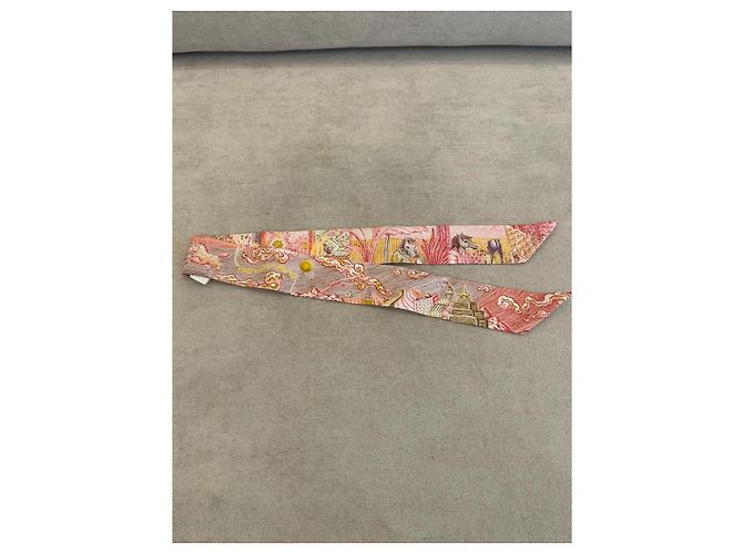 Hermès Twilly La Cité des Lumières in seta Rosa Giallo Oro e Rosso Multicolore - vista 6