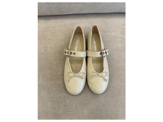 Bailarinas Miu Miu de cuero beige marfil - vista 2