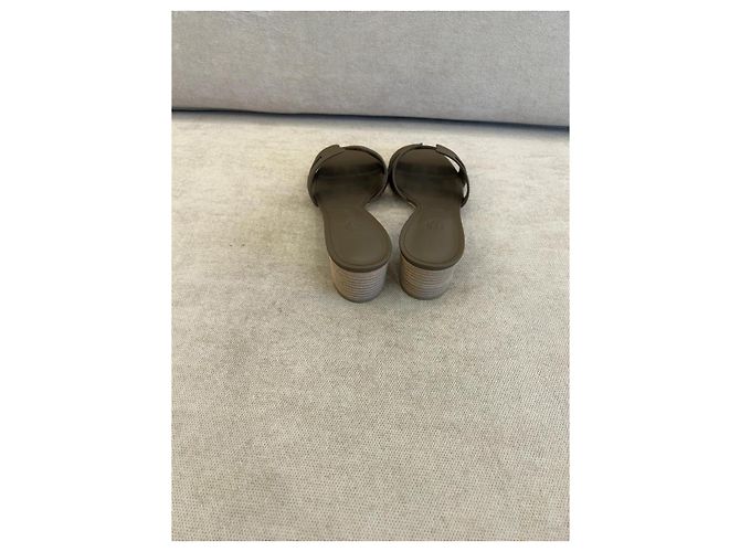 Sandali Hermès Oasis in pelle Étoupe Grigio - vista 2