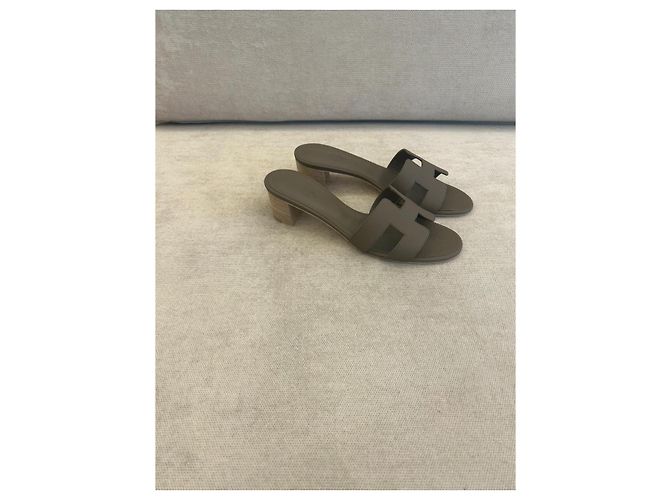 Sandali Hermès Oasis in pelle Étoupe Grigio - vista 3