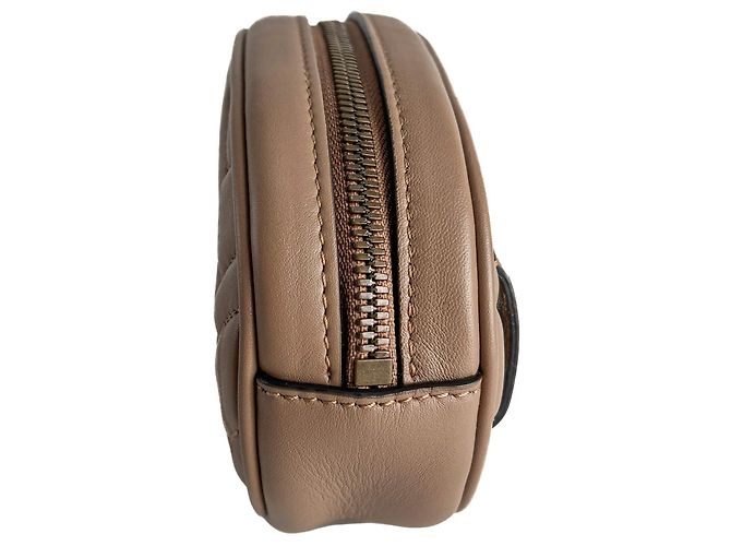 Gucci Bolsa de cintura camera em couro matelassê GG Marmont Bege escuro - vista 4
