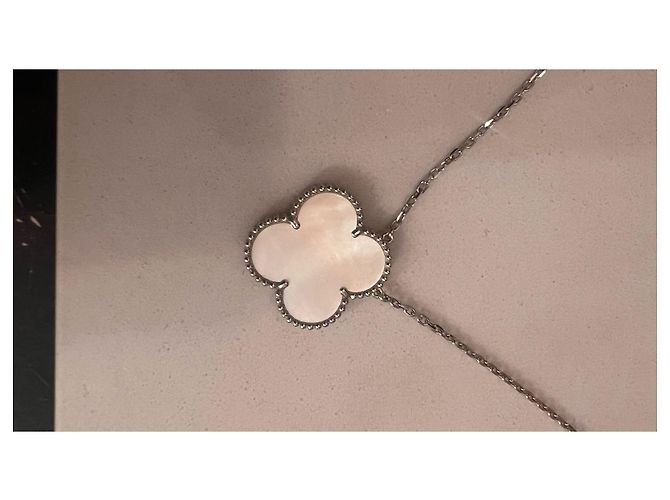 Van Cleef & Arpels Colgante Alhambra Magic Nácar Blanco - vista 2