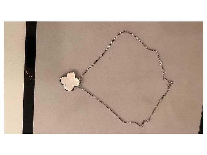 Van Cleef & Arpels Colgante Alhambra Magic Nácar Blanco - vista 3