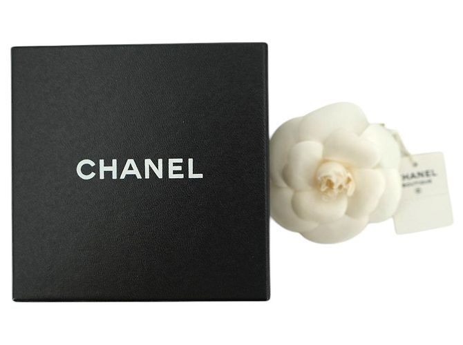 Timeless Chanel Spilla Camelia in tessuto di seta bianco vintage - vista 2
