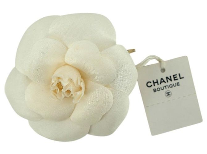 Timeless Chanel Spilla Camelia in tessuto di seta bianco vintage - vista 3