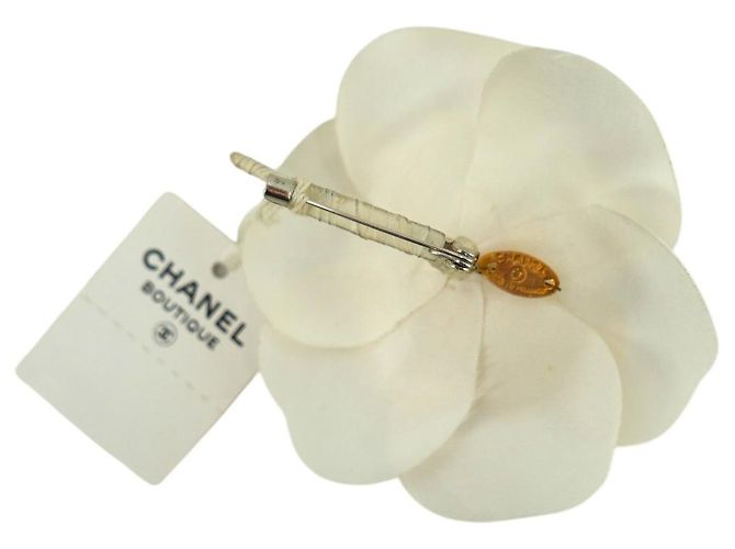 Timeless Chanel Spilla Camelia in tessuto di seta bianco vintage - vista 4