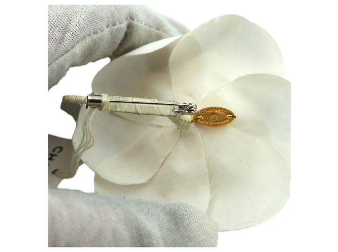 Timeless Chanel Spilla Camelia in tessuto di seta bianco vintage - vista 5