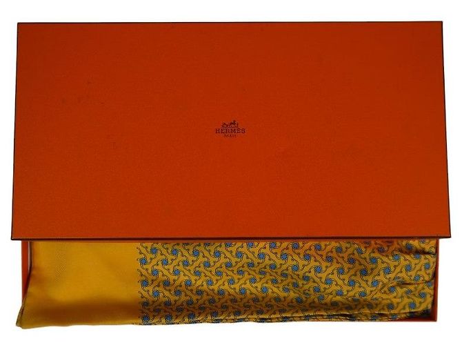 Hermès Sciarpa Ascot in seta vintage gialla con motivi geometrici Hermes con scatola Giallo - vista 2