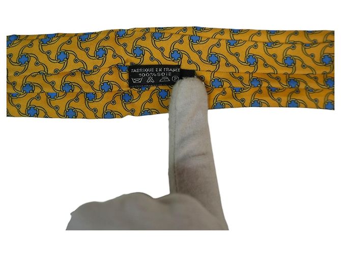 Hermès Sciarpa Ascot in seta vintage gialla con motivi geometrici Hermes con scatola Giallo - vista 4