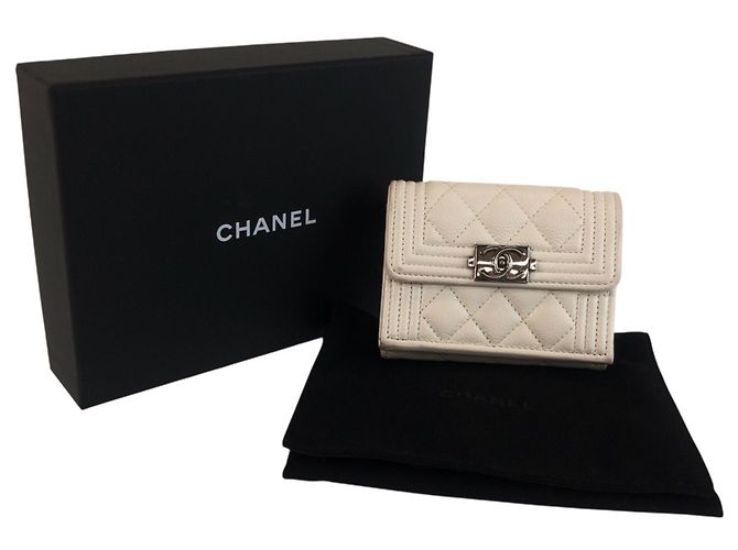 Cartera Chanel Boy - Cuero blanco con diseño compacto - vista 10