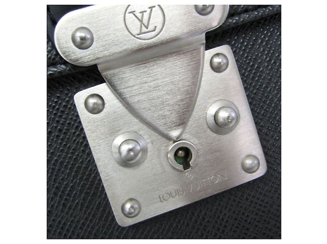 Valigetta da uomo Louis Vuitton Taiga Moscow M30032 Grigio - vista 13