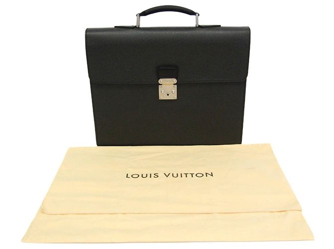 Valigetta da uomo Louis Vuitton Taiga Moscow M30032 Grigio - vista 2