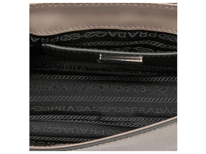 Prada Borsa a tracolla in Saffiano grigio Marrone - vista 4