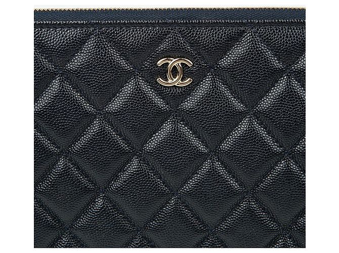 Chanel Clutch Classic Large in Pelle Caviar Blu - vista 3