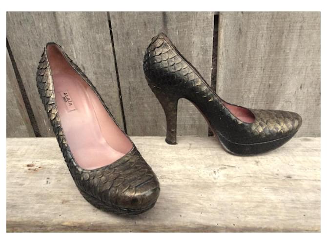 Alaïa Pumps aus goldenem Pythonleder - Ansicht 2