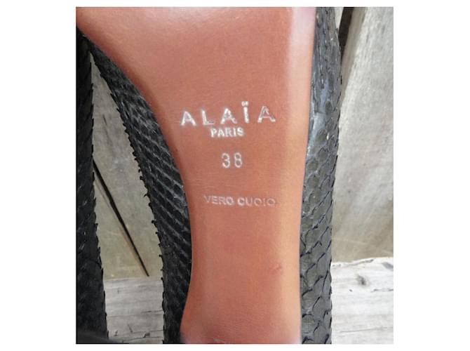 Alaïa Pumps aus goldenem Pythonleder - Ansicht 9