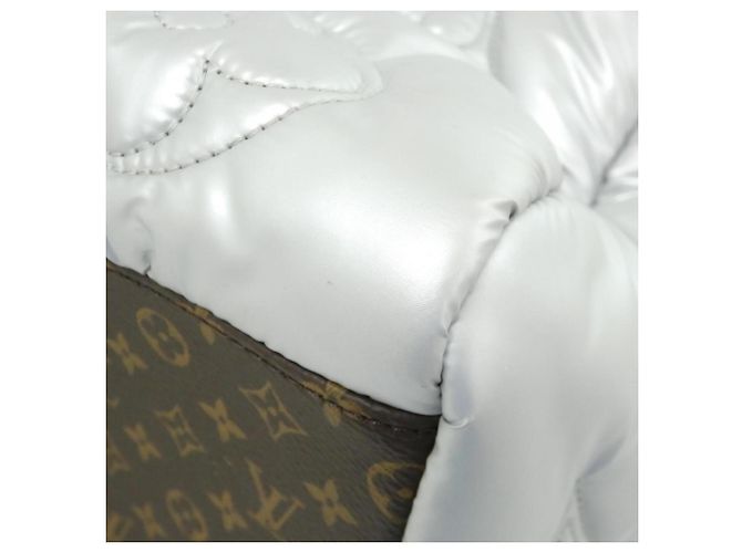 Borsa Louis Vuitton LV Pillow OnTheGo GM Argento - vista 2