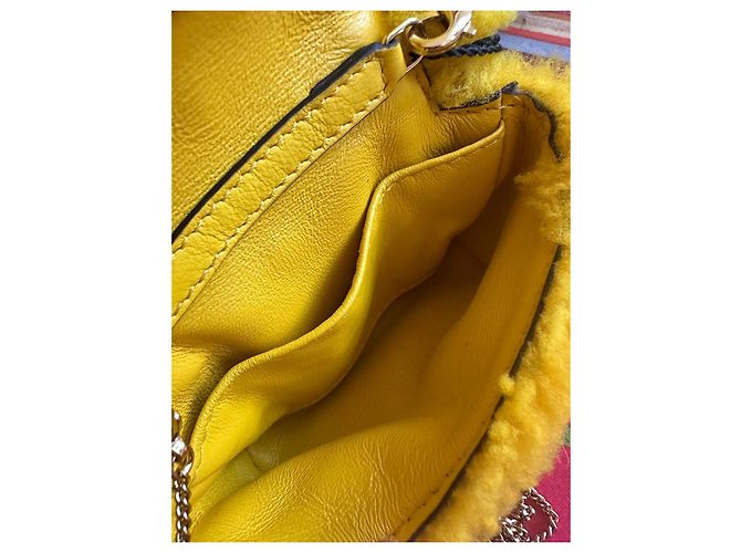 Fendi Nano Baguette Pelliccia Gialla Giallo - vista 11