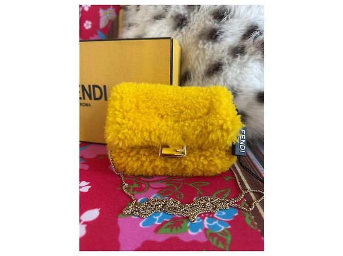 Fendi Nano Baguette Pelliccia Gialla Giallo - vista 14