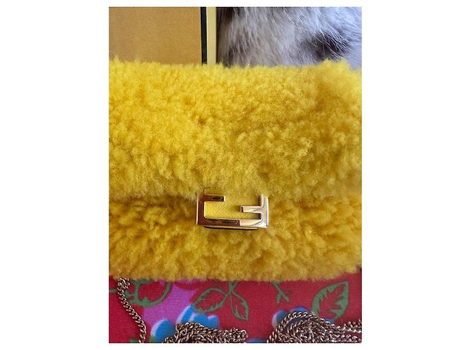 Fendi Nano Baguette Pelliccia Gialla Giallo - vista 4