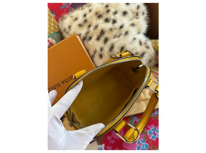 Borsa Louis Vuitton Alma BB in pelle Epi gialla Giallo - vista 11