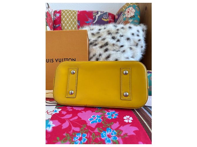 Borsa Louis Vuitton Alma BB in pelle Epi gialla Giallo - vista 15