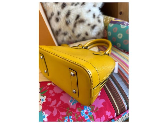 Borsa Louis Vuitton Alma BB in pelle Epi gialla Giallo - vista 17