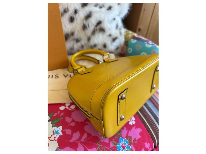 Borsa Louis Vuitton Alma BB in pelle Epi gialla Giallo - vista 18