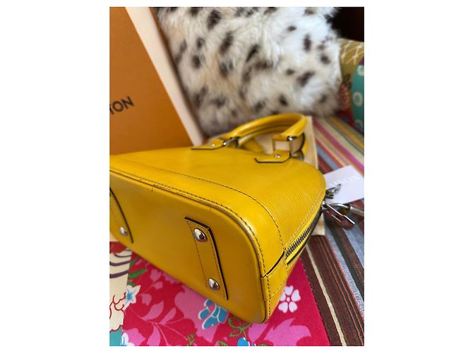 Borsa Louis Vuitton Alma BB in pelle Epi gialla Giallo - vista 19