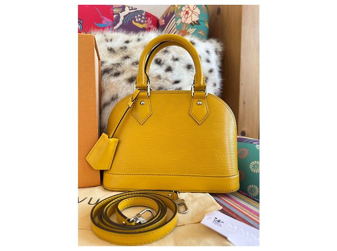 Borsa Louis Vuitton Alma BB in pelle Epi gialla Giallo - vista 2