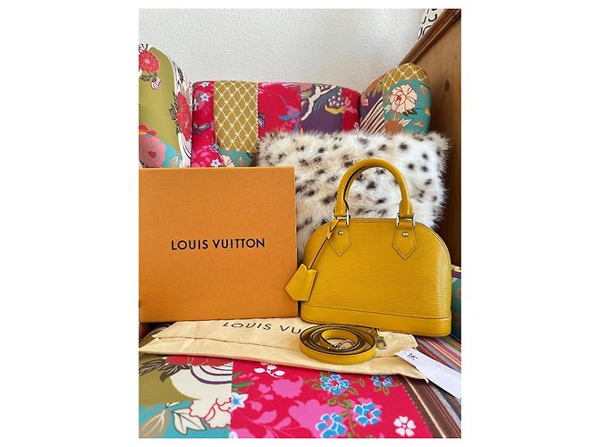 Borsa Louis Vuitton Alma BB in pelle Epi gialla Giallo - vista 4