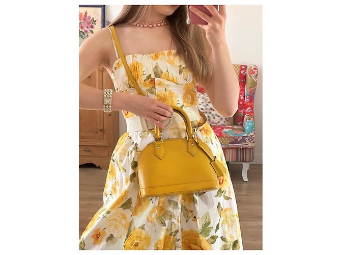 Borsa Louis Vuitton Alma BB in pelle Epi gialla Giallo - vista 8