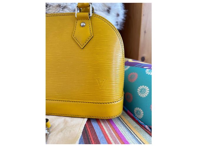 Borsa Louis Vuitton Alma BB in pelle Epi gialla Giallo - vista 9