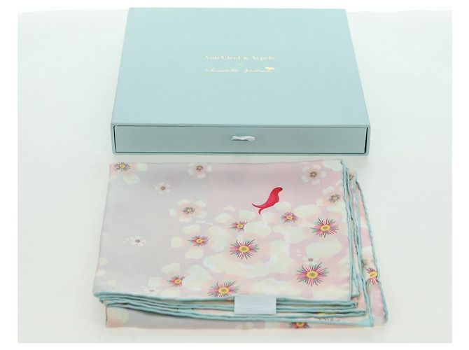 Écharpe Van Cleef & Arpels en soie bleu clair Auth am11617M - vue 15