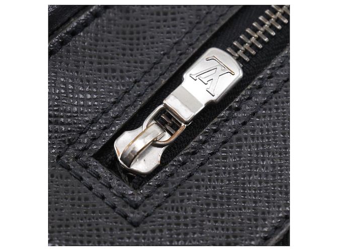 Borsa a tracolla Louis Vuitton Saratov GM Taiga Nero - vista 13