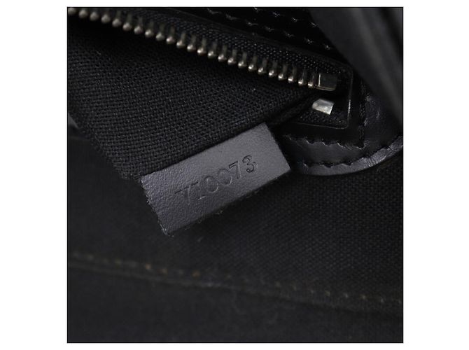 Borsa a tracolla Louis Vuitton Saratov GM Taiga Nero - vista 18